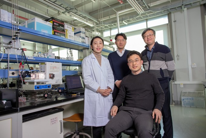 버려지는 폐목재로 유용 화학물질을 생산하는 새로운 촉매 시스템을 개발한 UNIST 연구팀이 모였다. 왼쪽위 부터 시계방향으로 주상훈 교수, 김용환 교수, 장지욱 교수, 고묘화 연구원이다. UNIST 제공